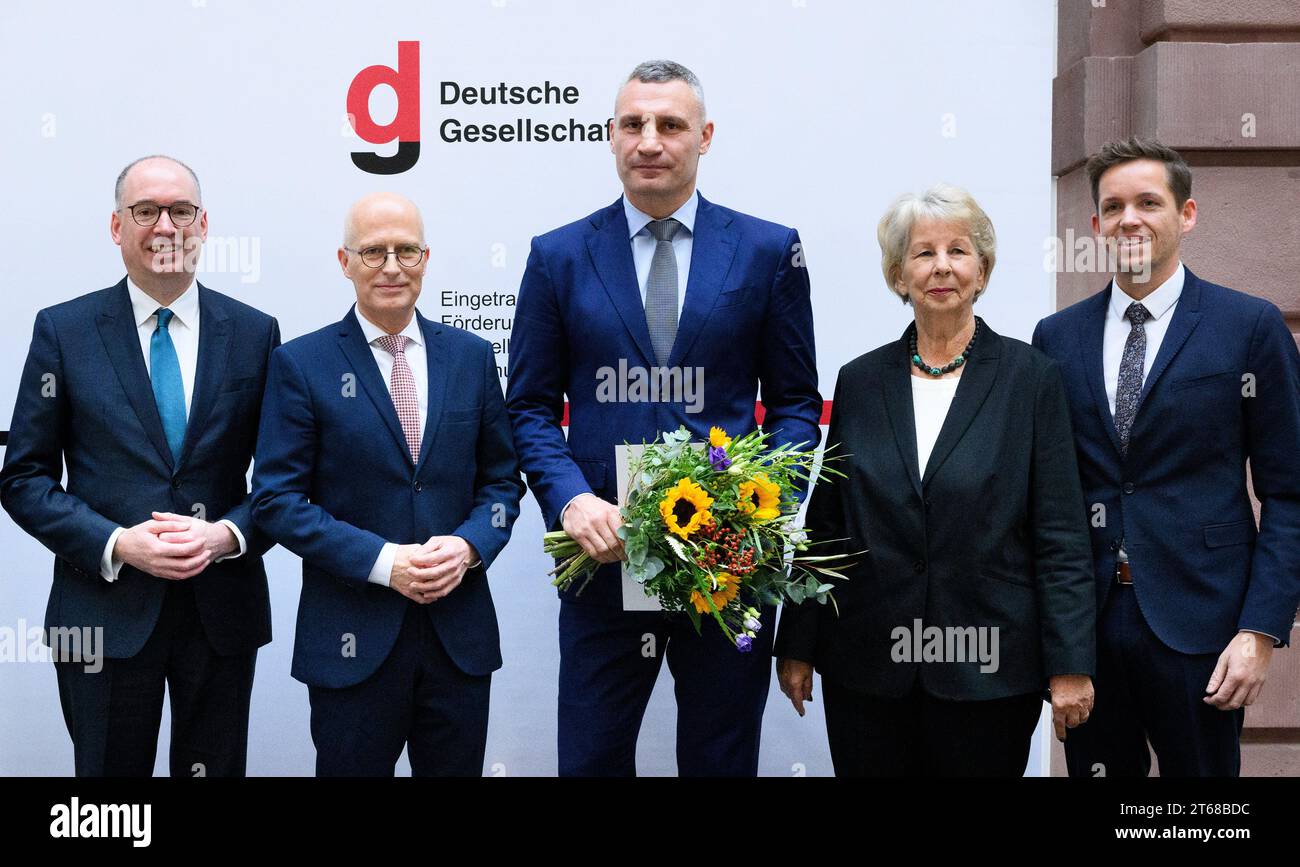 09 novembre 2023, Berlin : Niels Annen (de gauche à droite, SPD), secrétaire d'État parlementaire et président de l'association Deutsche Gesellschaft, Peter Tschentscher (SPD), premier maire de Hambourg, lauréat Vitali Klitschko, Sabine Bergmann-Pohl (CDU), présidente de l'association Deutsche Gesellschaft, et Niels Dehmel, Directeur général de l’association, se tiennent ensemble à la remise du prix Deutsche Gesellschaft e. V. pour les services à la compréhension allemande et européenne à Vitali Klitschko, Maire de Kiev (Ukraine). Le Prix allemand de l'association est décerné depuis 2005. La Deutsche Gese Banque D'Images