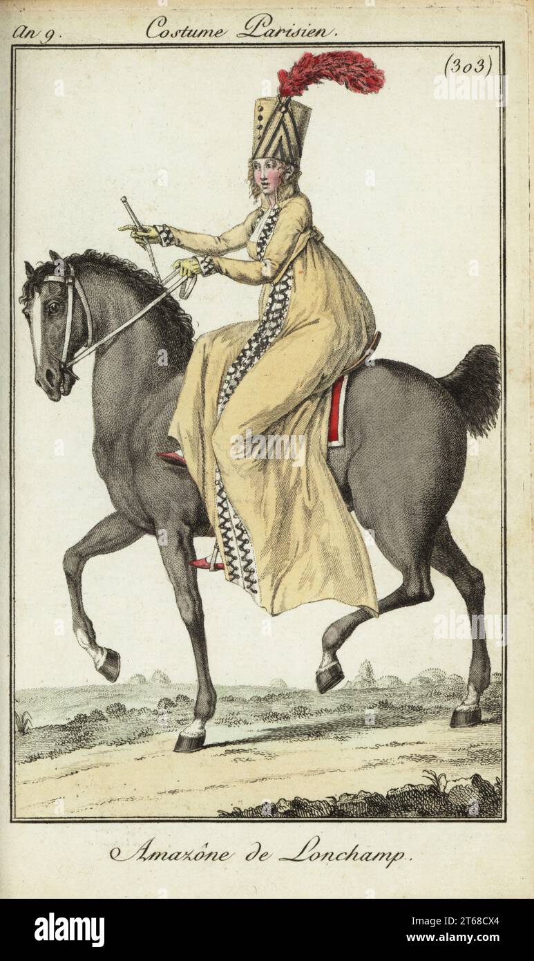 Horsewoman ou Amazone en selle latérale sur l'hippodrome de Longchamp, 1801. Elle porte un grand chapeau de style militaire avec plume, robe à manches longues. Amazone de Lonchamp. Gravure sur cuivre coloriée à la main de Pierre de la Mesangeres Journal des modes et Dames, Paris, 1801. Les illustrations du volume 4 sont de Carle Vernet, Bosio, Dutailly et Philibert Louis Debucourt. Banque D'Images