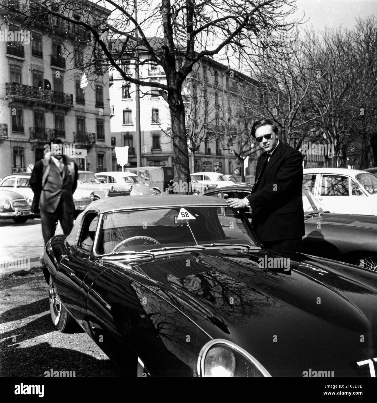 Bob Berry, PR Manager de Jaguar Cars, lors du lancement de la Jaguar E-type au salon de Genève 15/03/1961. Debout avec E-type convertible 77 RW Banque D'Images