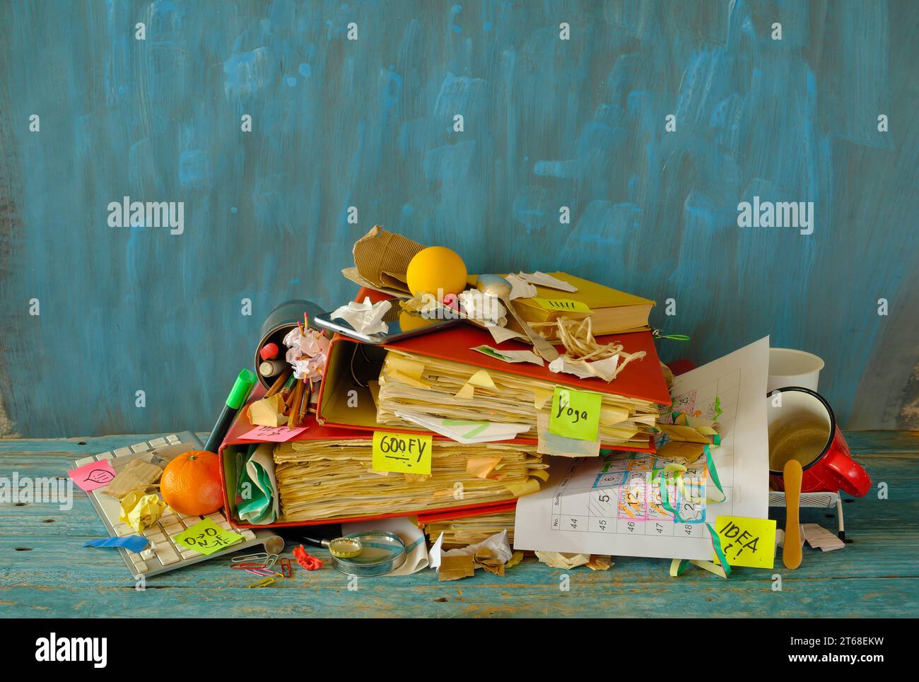 Lieu de travail désordonné, bureau chaotique, surchargé, bureaucratie, concept de bande rouge avec bureau grungy, notes adhésives et diverses fournitures de bureau, désordre chaotique. Banque D'Images