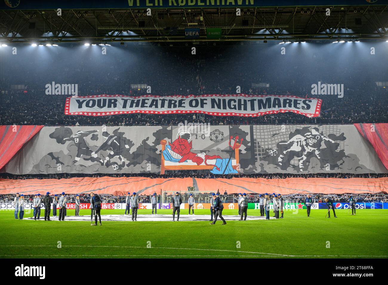 Copenhague, Danemark. 08 novembre 2023. Les fans de football du FC Copenhagen vus sur les tribunes avec un tifo énorme avant le match de l'UEFA Champions League entre le FC Copenhagen et Manchester United au Parken à Copenhague. (Crédit photo : Gonzales photo/Alamy Live News Banque D'Images