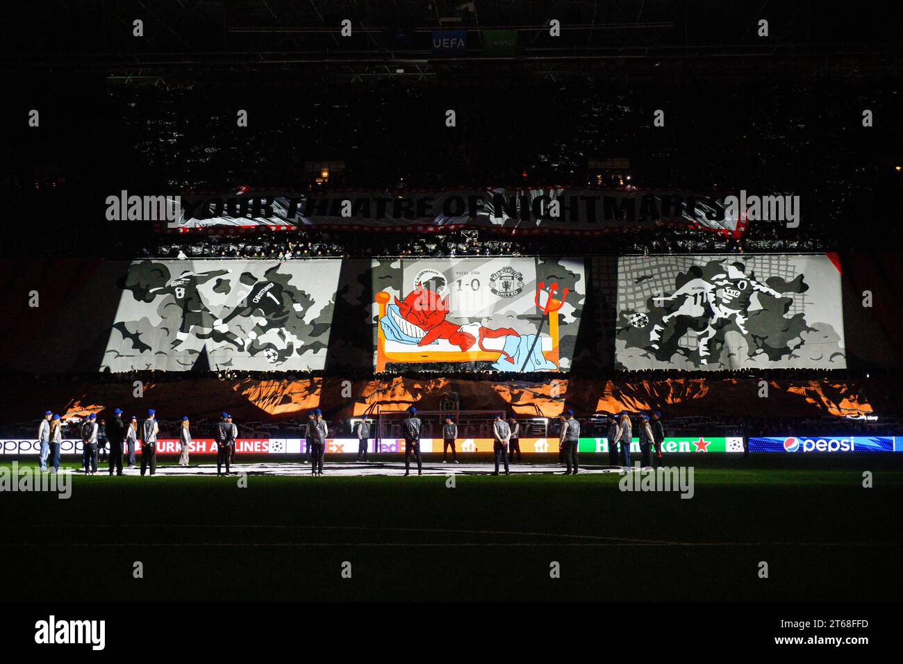 Copenhague, Danemark. 08 novembre 2023. Les fans de football du FC Copenhagen vus sur les tribunes avec un tifo énorme avant le match de l'UEFA Champions League entre le FC Copenhagen et Manchester United au Parken à Copenhague. (Crédit photo : Gonzales photo/Alamy Live News Banque D'Images