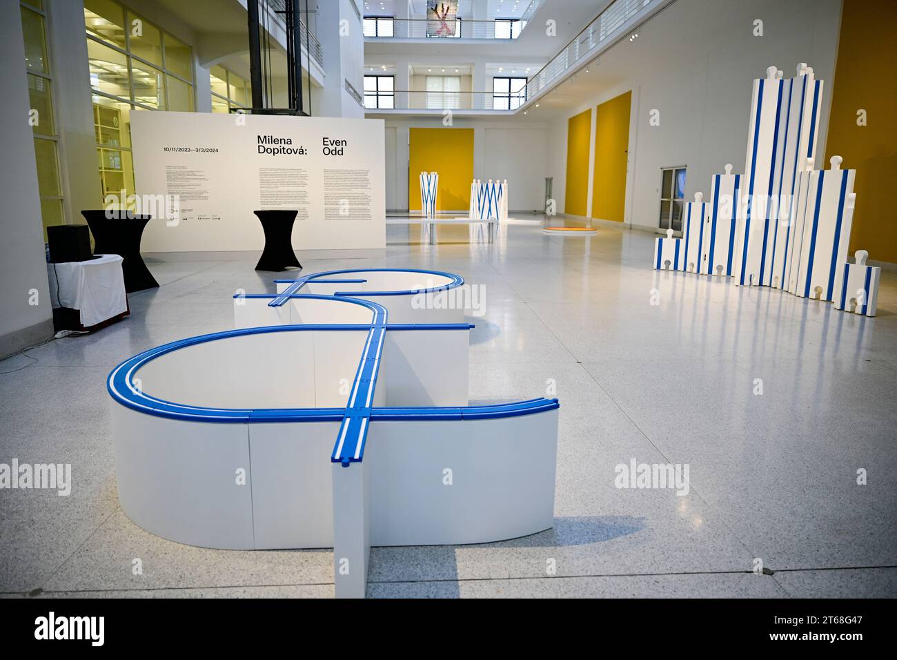 Prague, République tchèque. 09 novembre 2023. Le projet d'exposition de Milena Dopitova Even ODD photographié au Palais des expositions, Galerie nationale de Prague, République tchèque, le 9 novembre 2023. Le projet qui a été créé en 2022 à Bruxelles, Belgique, est dédié à la présidence tchèque du Conseil de l'Union européenne, le projet traite de la question de la solidarité en tant que concept fondamental de l'Europe. Crédit : Roman Vondrous/CTK photo/Alamy Live News Banque D'Images