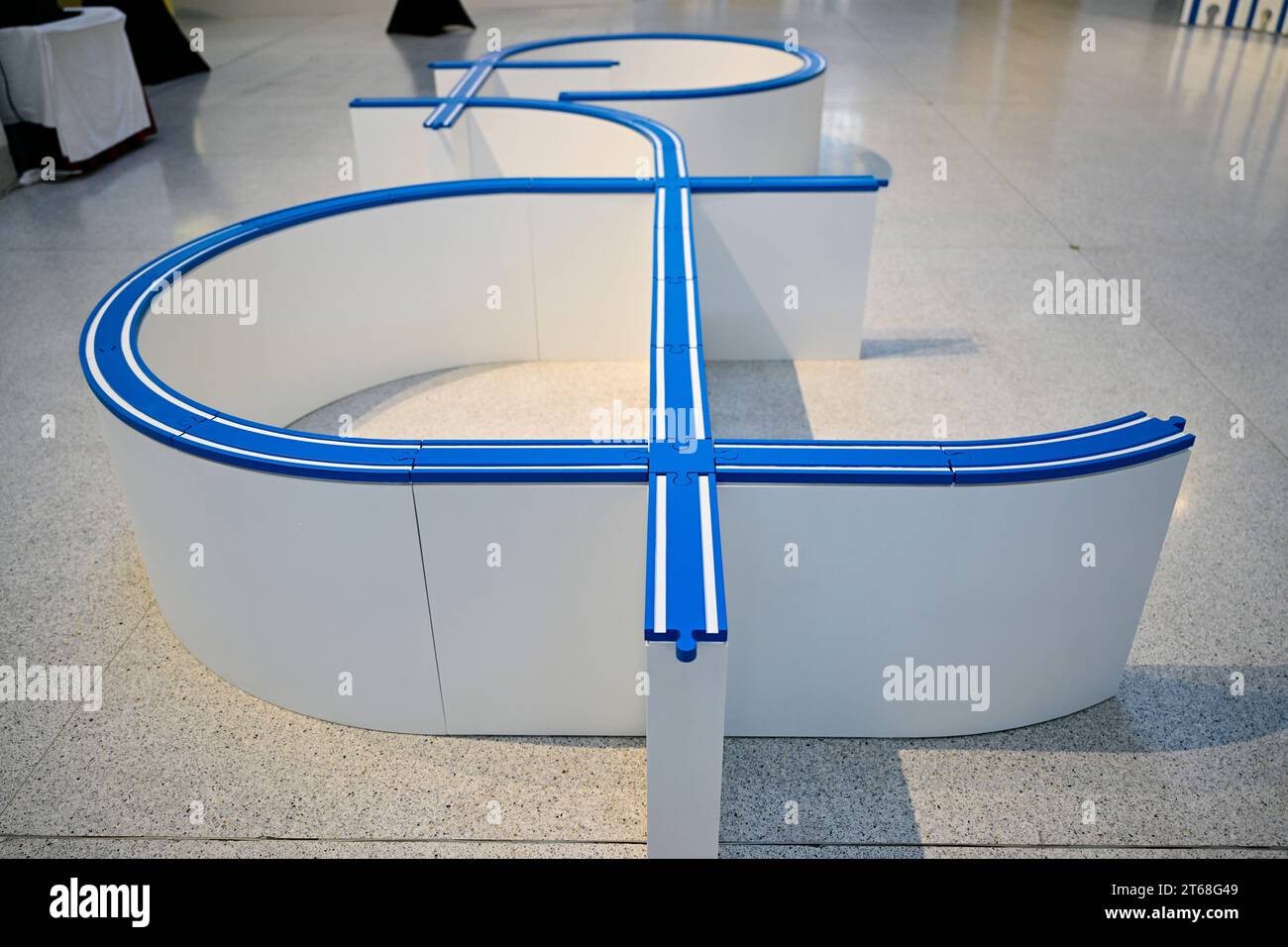 Prague, République tchèque. 09 novembre 2023. Le projet d'exposition de Milena Dopitova Even ODD photographié au Palais des expositions, Galerie nationale de Prague, République tchèque, le 9 novembre 2023. Le projet qui a été créé en 2022 à Bruxelles, Belgique, est dédié à la présidence tchèque du Conseil de l'Union européenne, le projet traite de la question de la solidarité en tant que concept fondamental de l'Europe. Crédit : Roman Vondrous/CTK photo/Alamy Live News Banque D'Images