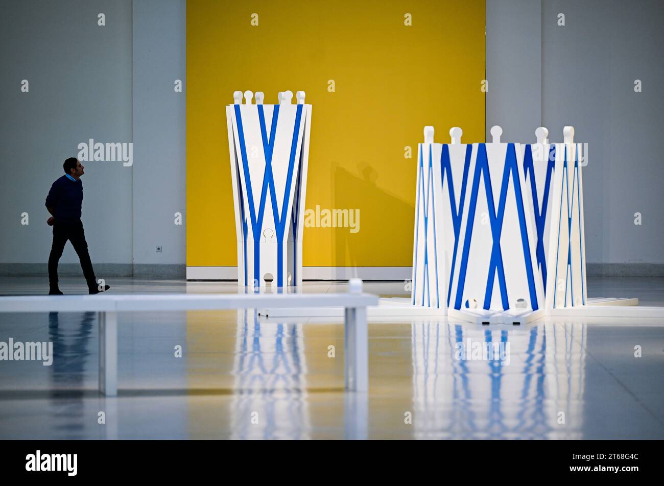 Prague, République tchèque. 09 novembre 2023. Le projet d'exposition de Milena Dopitova Even ODD photographié au Palais des expositions, Galerie nationale de Prague, République tchèque, le 9 novembre 2023. Le projet qui a été créé en 2022 à Bruxelles, Belgique, est dédié à la présidence tchèque du Conseil de l'Union européenne, le projet traite de la question de la solidarité en tant que concept fondamental de l'Europe. Crédit : Roman Vondrous/CTK photo/Alamy Live News Banque D'Images