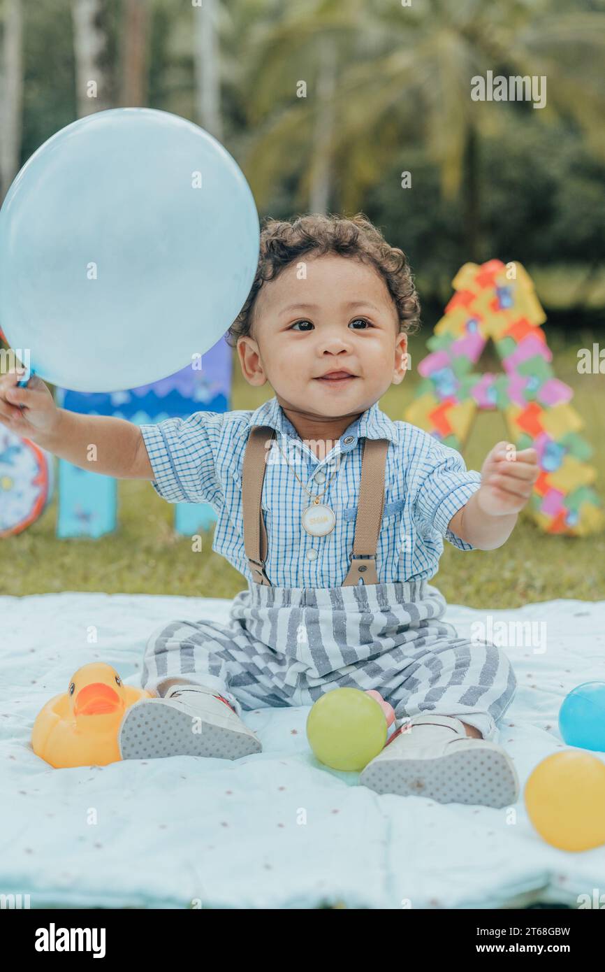 Un adorable garçon philippin célèbre son premier anniversaire avec style Banque D'Images