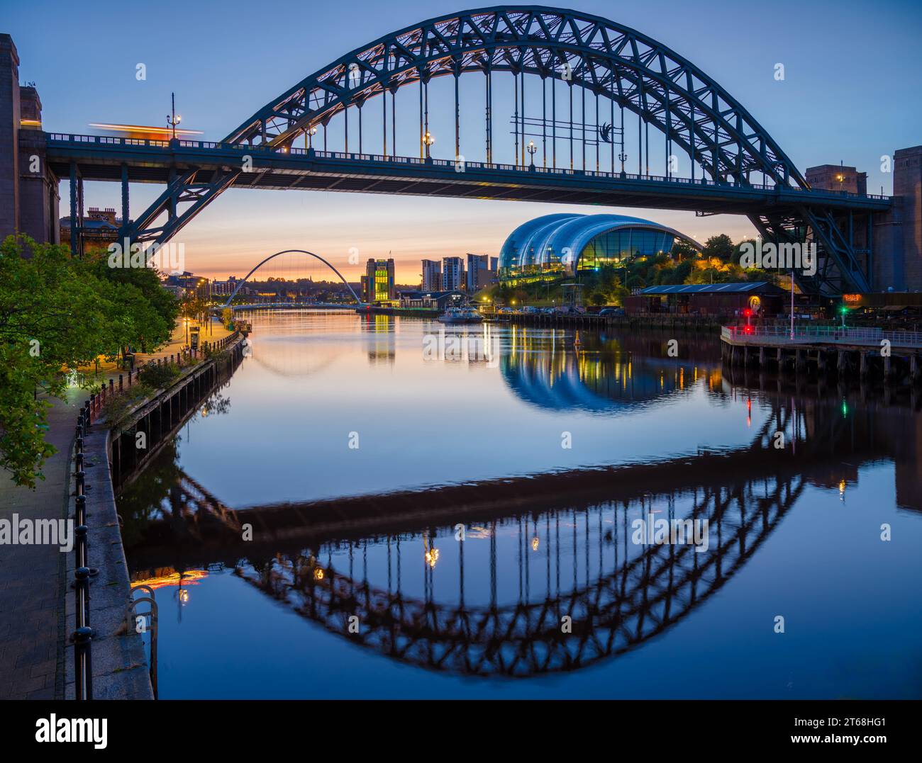 Superbe prise de vue à l'aube de Tyne Bridge à Newcastle upon Tyne avec des reflets dans la rivière Tyne. Tyneside, Angleterre Banque D'Images