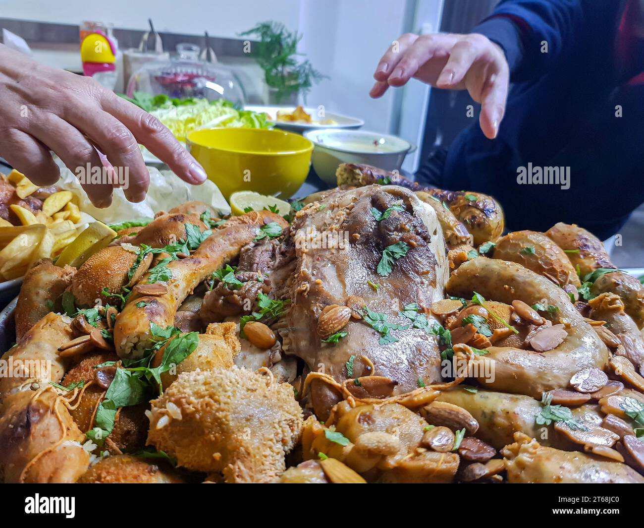 Vue de dessus des tripes, des vides et des jambes avec du citron et des herbes sur fond noir sur la table prête à être mangée Banque D'Images