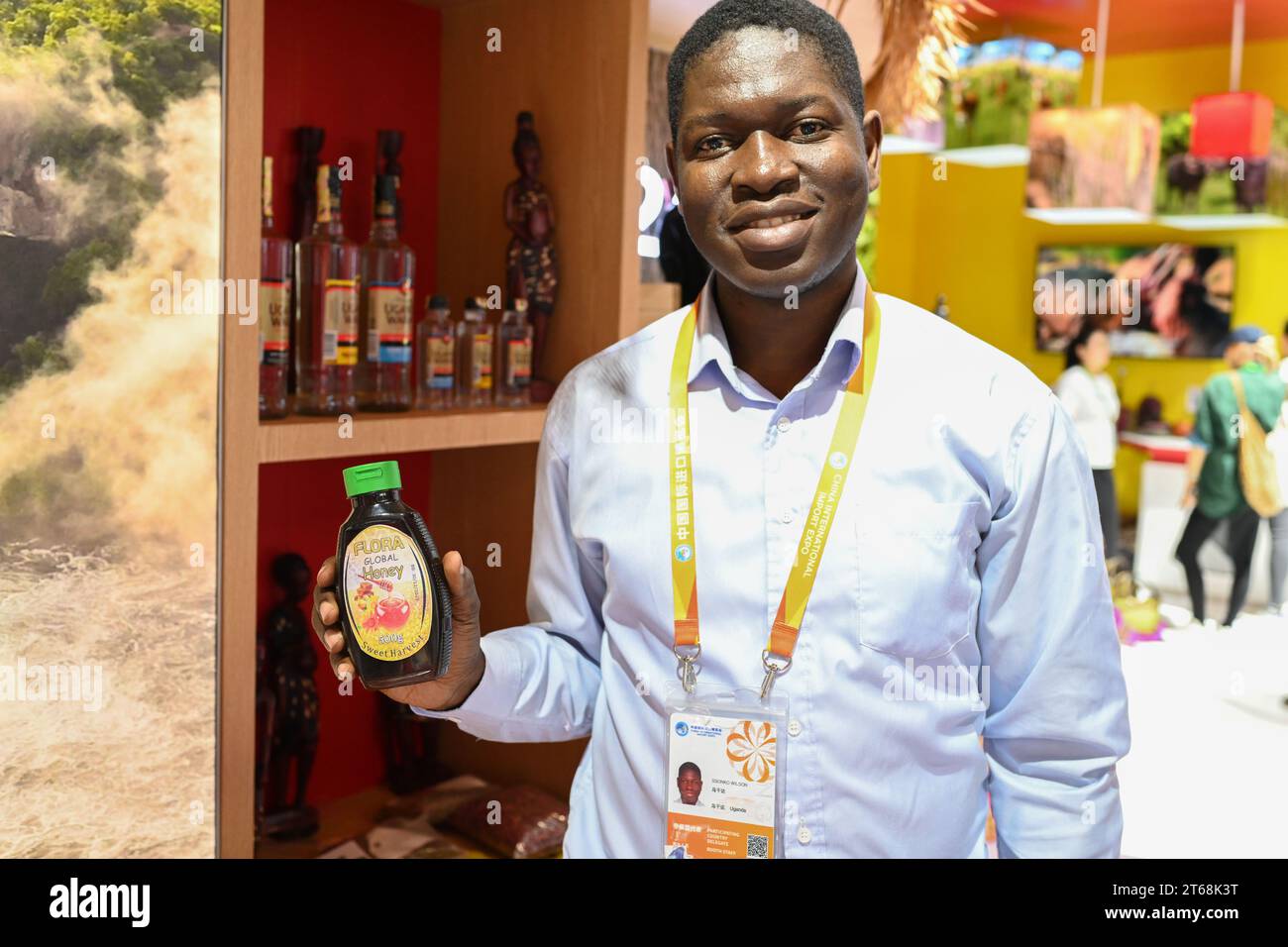 Shanghai. 8 novembre 2023. Un exposant présente un produit de miel de l'Ouganda à la 6e China International Import Expo (CIIE) à Shanghai, dans l'est de la Chine, le 8 novembre 2023. Divers produits mondiaux du miel ont fait leurs apparitions au 6e CIIE. Crédit : Zhang Keren/Xinhua/Alamy Live News Banque D'Images