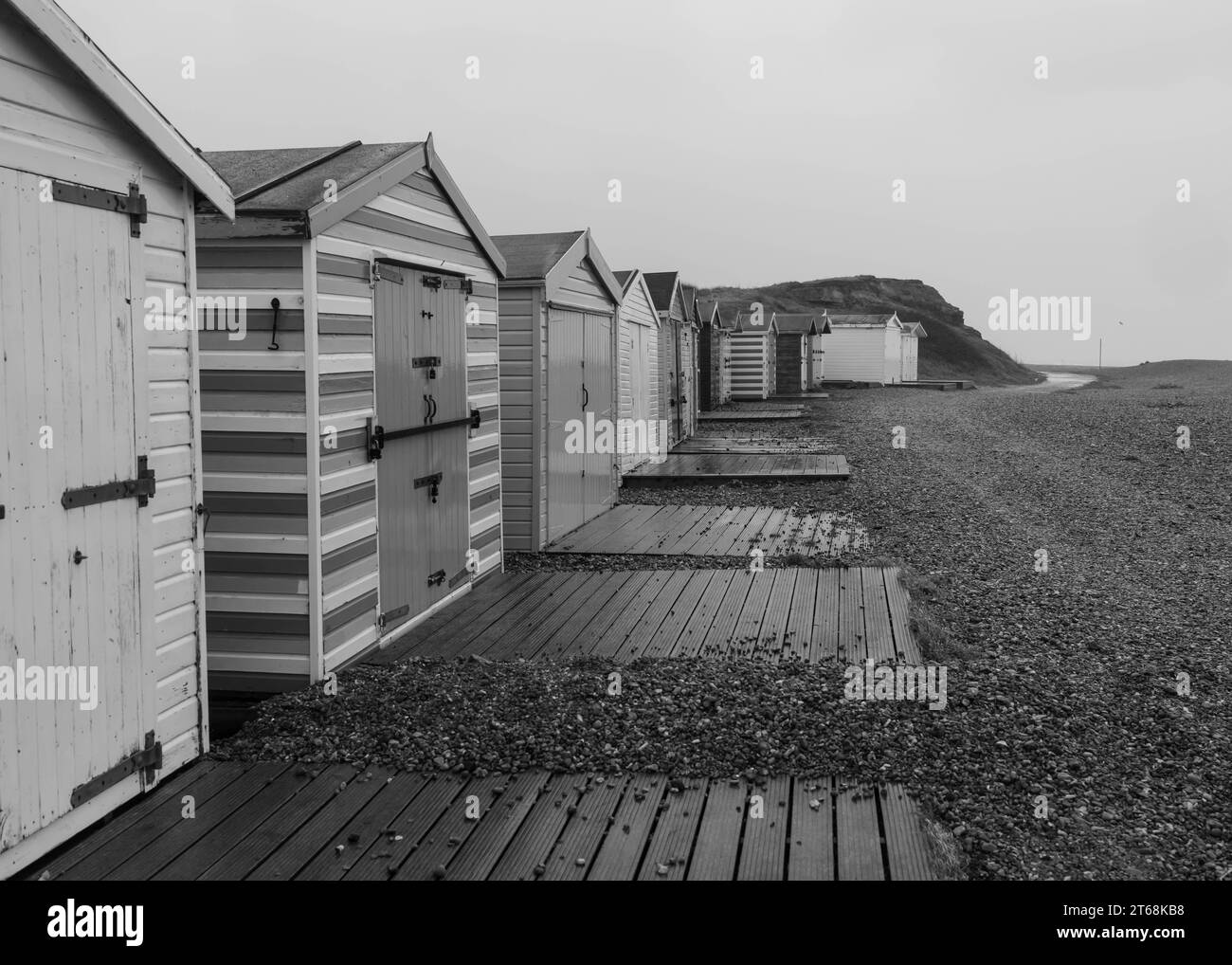 Cabanes de plage sous la pluie en monochrome Banque D'Images