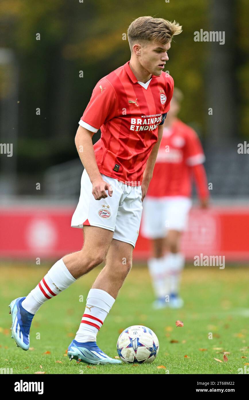 Wessel Kuhn (4 ans) du PSV photographié lors du match de l'UEFA Youth League 4 dans le groupe B lors de la saison 2023-2024 entre les équipes de jeunes moins de 19 ans du PSV Eindhoven et le Racing Club de Lens le 8 novembre 2023 à Eindhoven, pays-Bas. (Photo de David Catry / Isosport) Banque D'Images