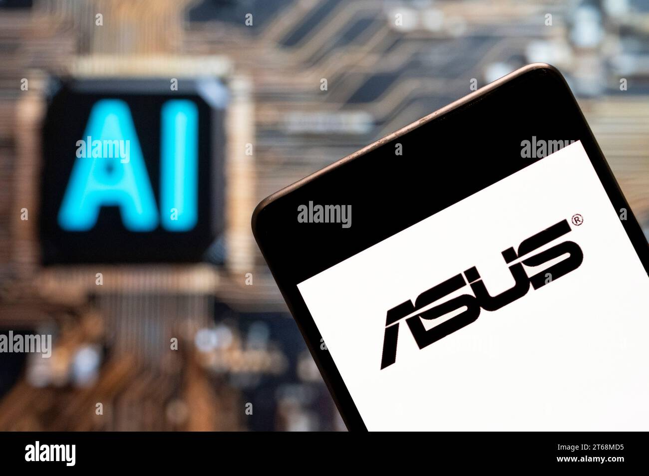 Chine. 03 novembre 2023. Dans cette illustration photo, la multinationale taïwanaise de matériel informatique et téléphonique et le logo Asus vu affiché sur un smartphone avec une puce d'intelligence artificielle (IA) et un symbole en arrière-plan. (Photo de Budrul Chukrut/SOPA Images/Sipa USA) *** strictement à des fins éditoriales *** crédit : SIPA USA/Alamy Live News Banque D'Images