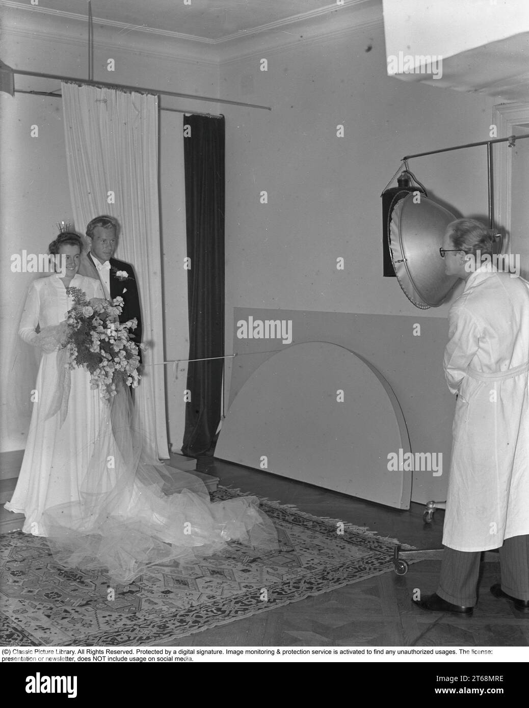 S'embrasser dans les années 1940 Couple de jeunes mariés Rohlsson ayant leur photo de mariage prise par un photographe professionnel dans un studio. Suède 1941 Kristoffersson Ref 199-1 Banque D'Images
