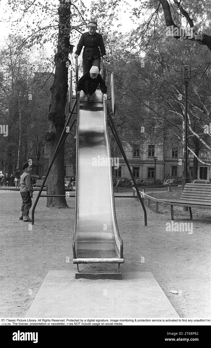 Terrain de jeu dans les années 1950 Les enfants sont vus descendre un toboggan dans un parc à Stockholm Suède 1954. Kristoffersson ref 1-38 Banque D'Images