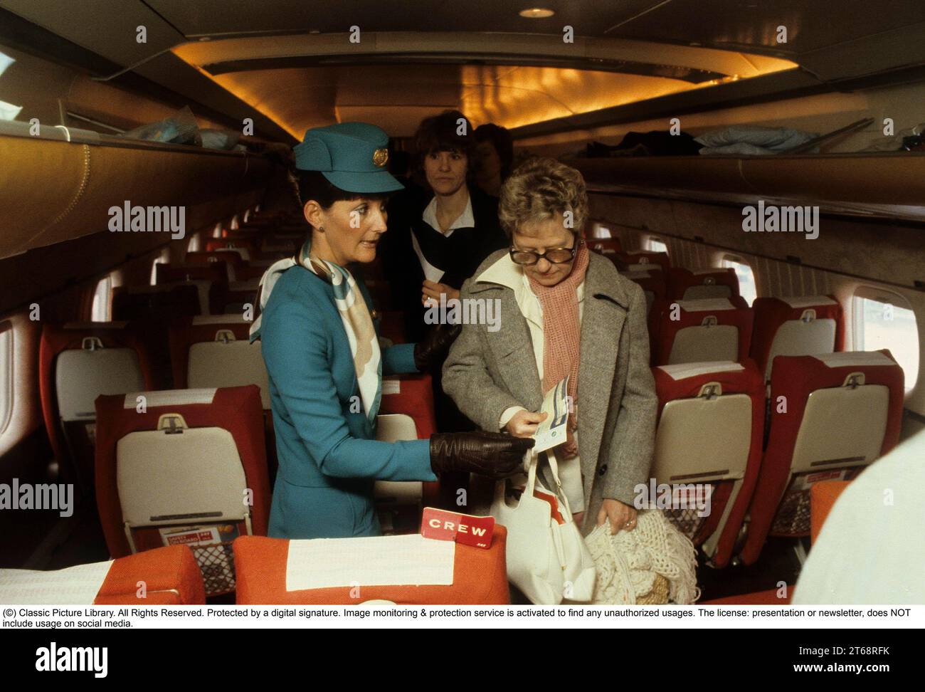 Compagnie aérienne voyageant dans les années 1970 Un avion de passagers suédois 1979 de la compagnie aérienne SAS. L'agente de bord accueille les passants à l'embarquement. Suède 1979 Banque D'Images