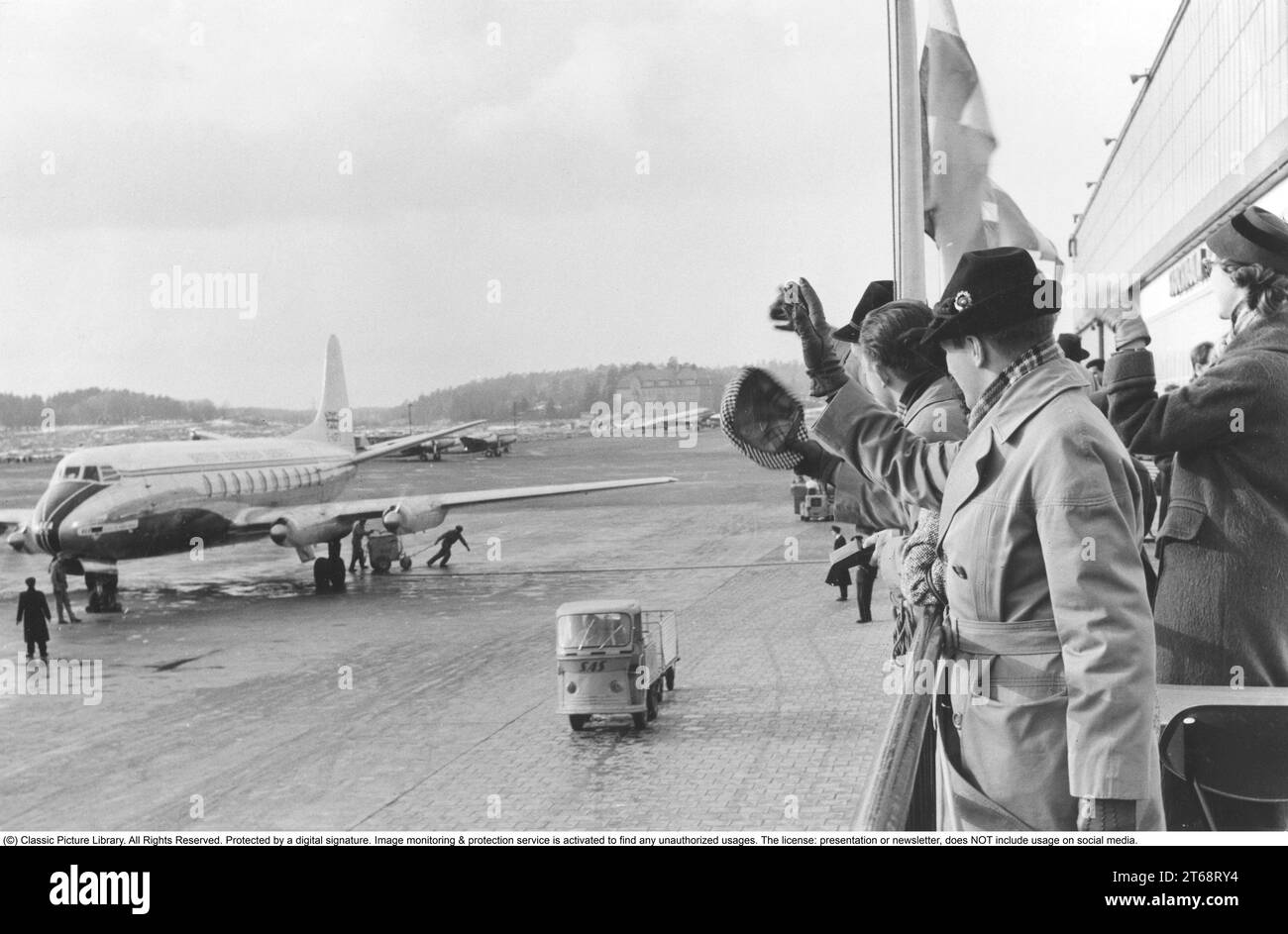 1950s aéroport. Les gens sont debout sur une terrasse en plein air surplombant les avions qui font passer Au revoir à quelqu'un. Suède 1956 Banque D'Images