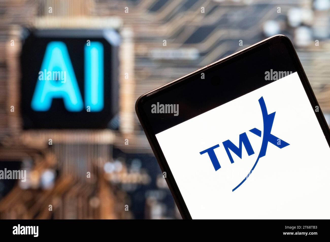 Chine. 3 novembre 2023. Dans cette illustration photo, le logo de la société canadienne de services financiers Translation Memory Exchange, TMX, est affiché sur un téléphone intelligent avec une puce d’intelligence artificielle (IA) et un symbole en arrière-plan. (Image de crédit : © Budrul Chukrut/SOPA Images via ZUMA Press Wire) USAGE ÉDITORIAL UNIQUEMENT! Non destiné à UN USAGE commercial ! Banque D'Images
