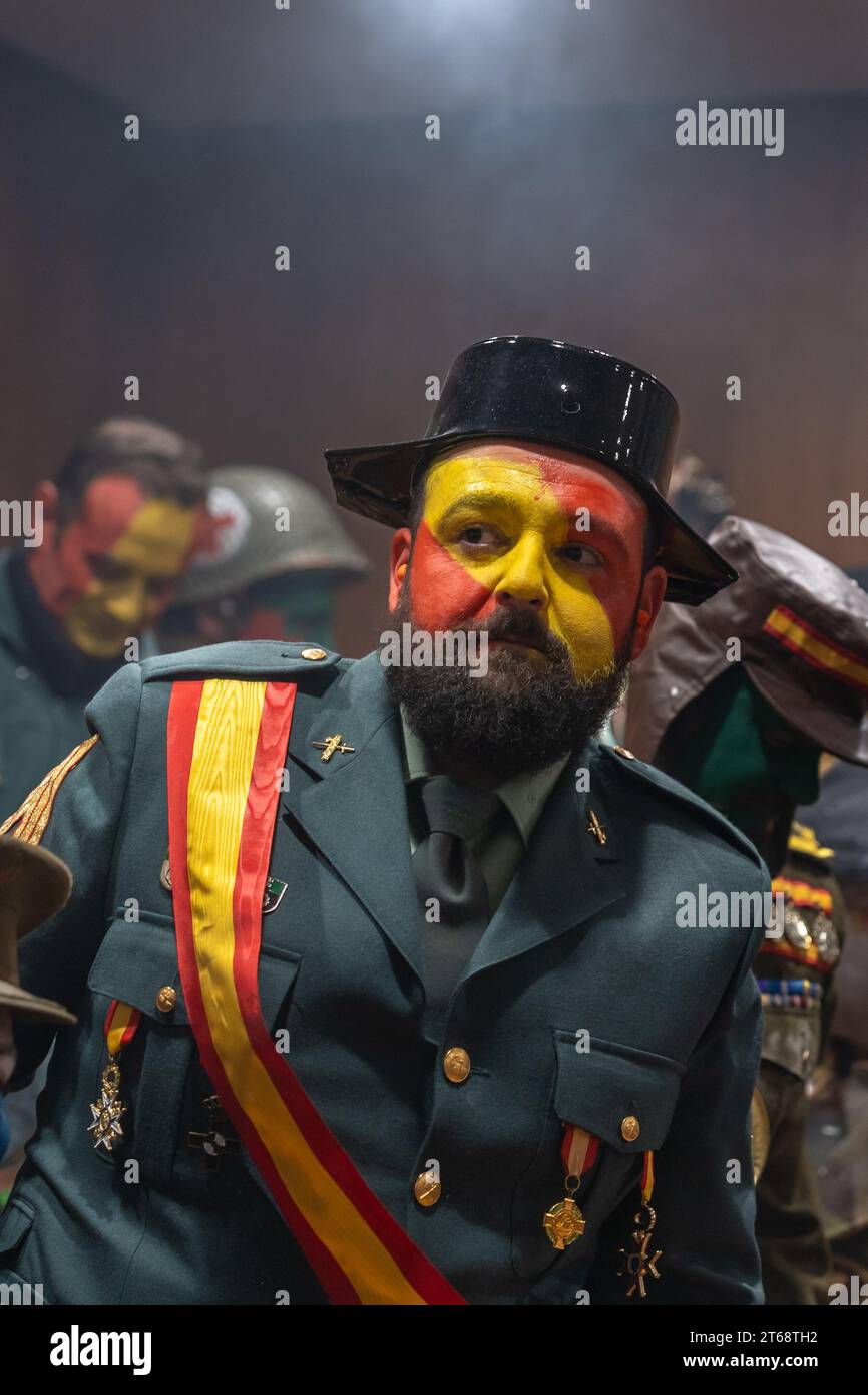 IBI, Espagne - 28 décembre 2022 : Fête traditionnelle d'hiver et mascarade 'Els Enfarinats'. IBI, Espagne. Portrait d'un personnage militaire dans la ville Banque D'Images