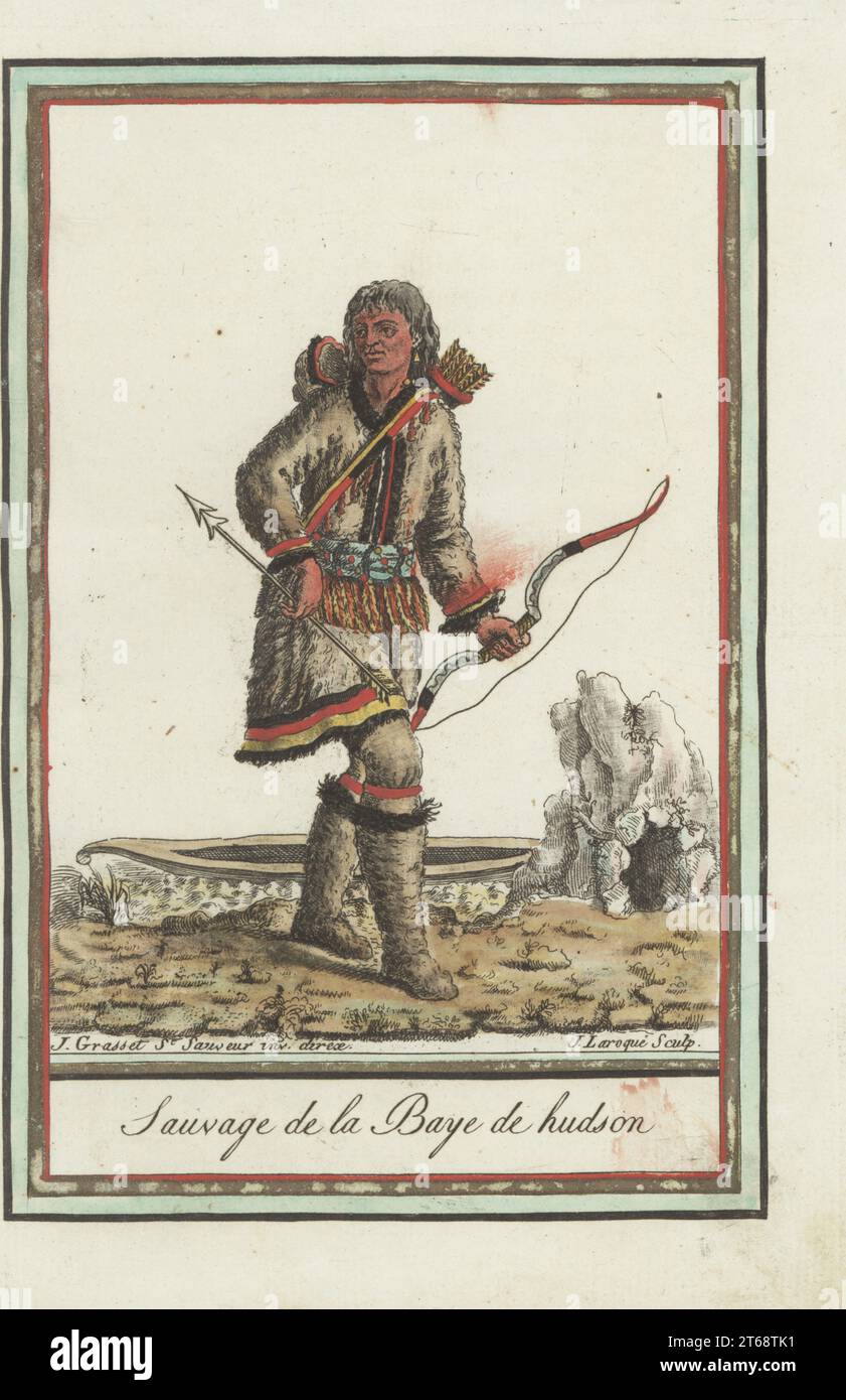 Inuit de la baie d'Hudson. En manteau à capuche, pantalon et bottes en peau de phoque et fourrure de castor, armés de noeuds et de flèches. Derrière lui, un canot fait d'os whaile et de peau de phoque. Sauvage de la Baye de Hudson. Gravure en copperplate de couleur main par J. Laroque d'après un dessin de Jacques Grasset de Saint-Sauveur de son Encyclopédie des voyages, Encyclopédie des voyages, Bordeaux, France, 1792. Banque D'Images