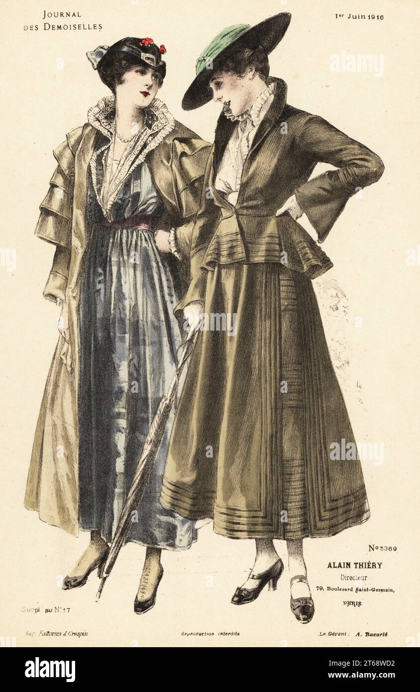 Deux femmes à la mode sur une promenade, première Guerre mondiale. Un dans un costume de laine, chapeau à large bord, blouse en dentelle., tenant un parasol. Une dans un manteau carrick, robe à carreaux avec col en dentelle, guêtres. Lithographie coloriée à la main par Fattorini & Crespin du magazine Alain Thierys Journal des Demoiselles, 79 Boulevard Saint-Germain, Paris, France, juin 1, 1916. Banque D'Images