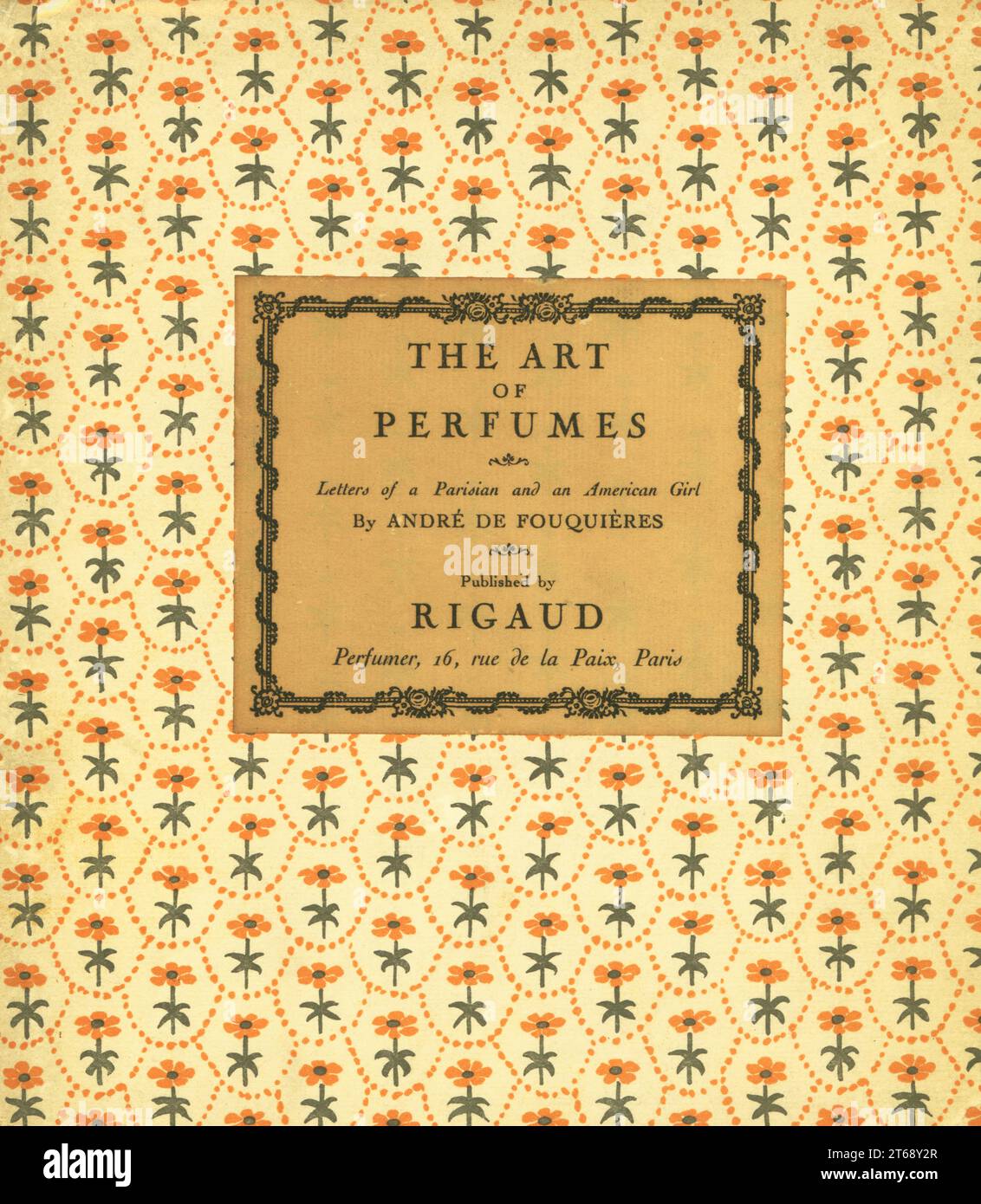 Couverture avant avec étiquette de titre collée sur une couverture de papier à motif floral décoratif. Couverture de livre décorative imprimée en couleur à André de Fouquieres les parfums de Rigaud, Letters of a Parisian and and American Girl, l'art des parfums, lettres d'un parisien et d'une américaine, Maison Rigaud, parfumeur, Paris, 1915. Banque D'Images