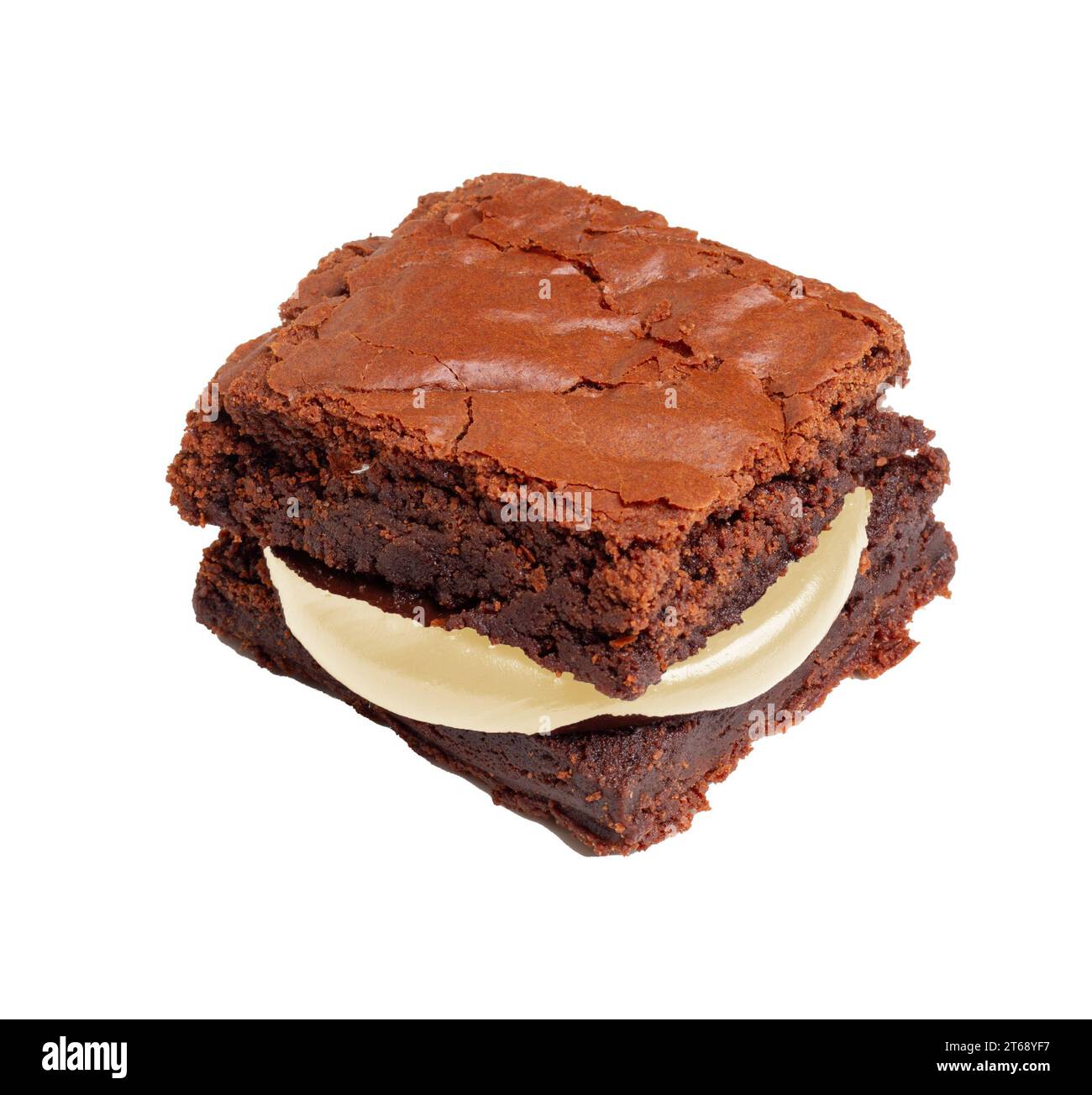 Une délicieuse pile de brownies fraîchement cuites, avec une couche crémeuse de crème glacée sur le dessus Banque D'Images