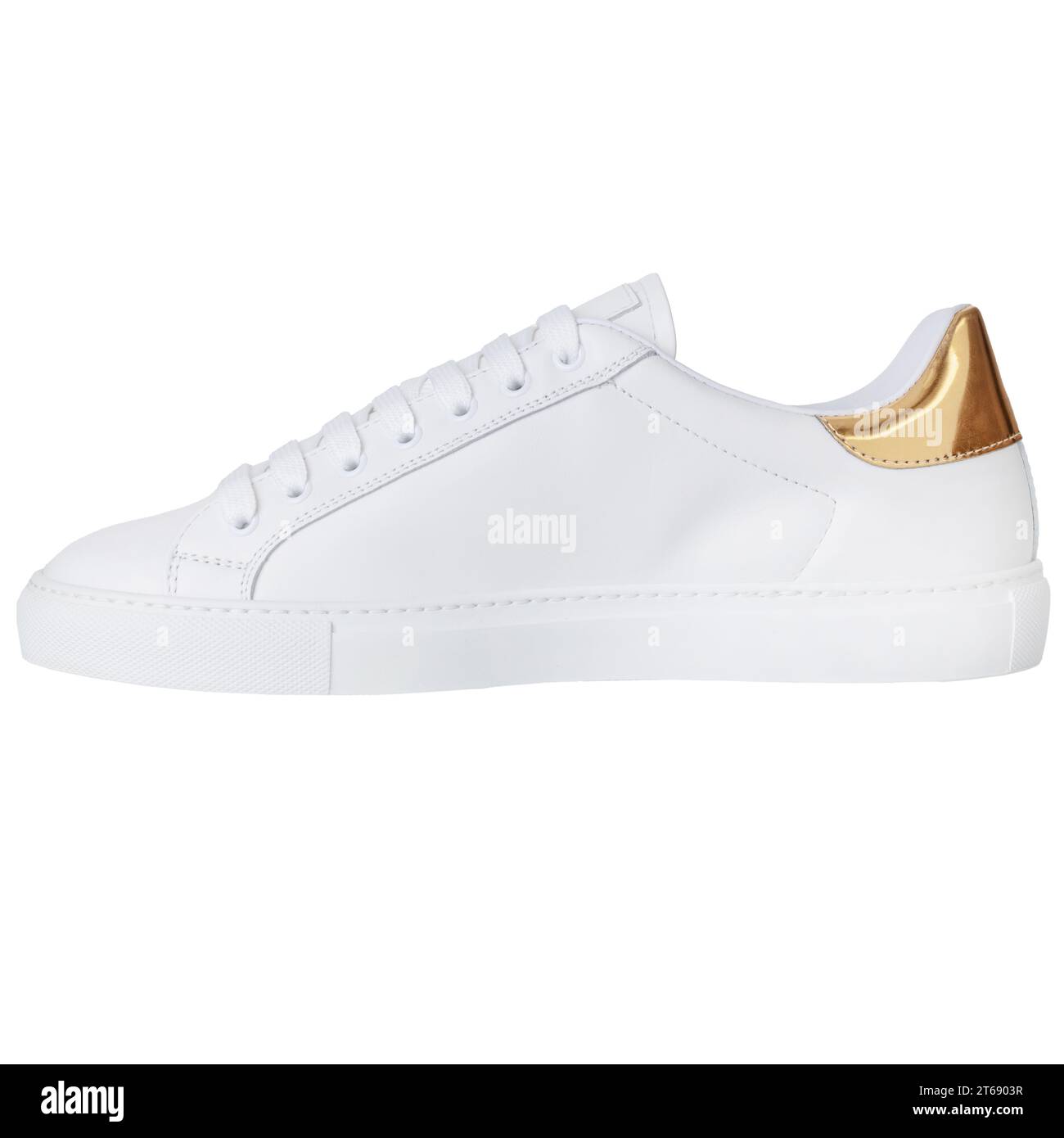 Chaussure de sport blanche avec accessoires plaqués or. Vue latérale Banque D'Images