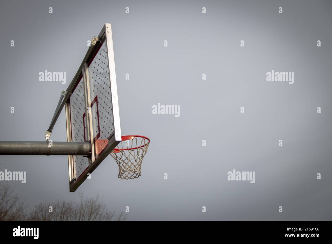 Panier de basket avec un ciel gris. Banque D'Images