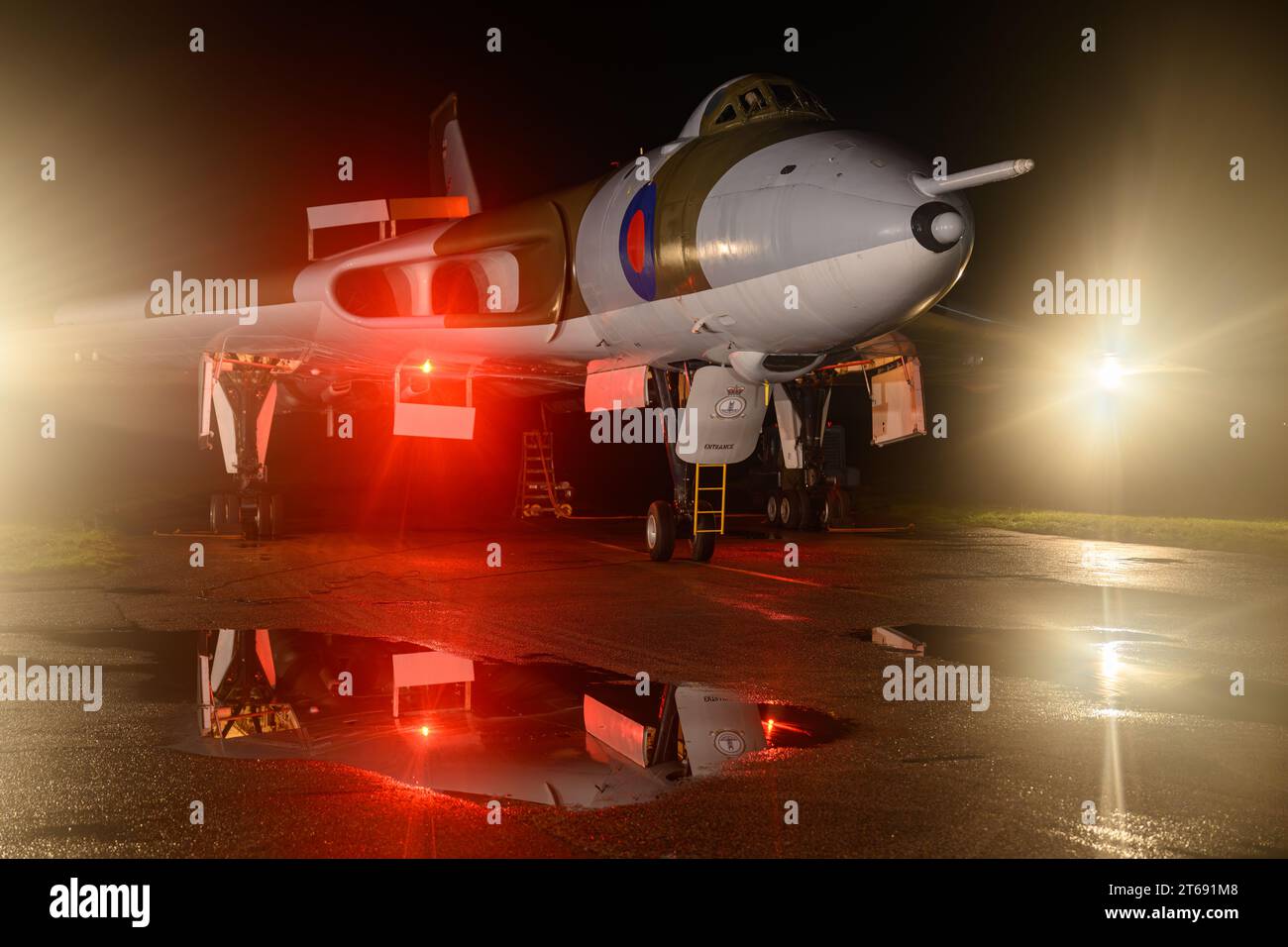 Avro Vulcan XM655 la nuit avec les portes de la bombe ouvertes, les freins à air levés et les lumières de l'avion allumées Banque D'Images