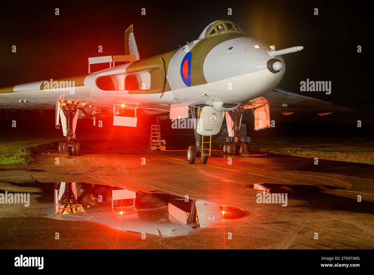 Avro Vulcan XM655 la nuit avec les portes de la bombe ouvertes, les freins à air levés et les lumières de l'avion allumées Banque D'Images