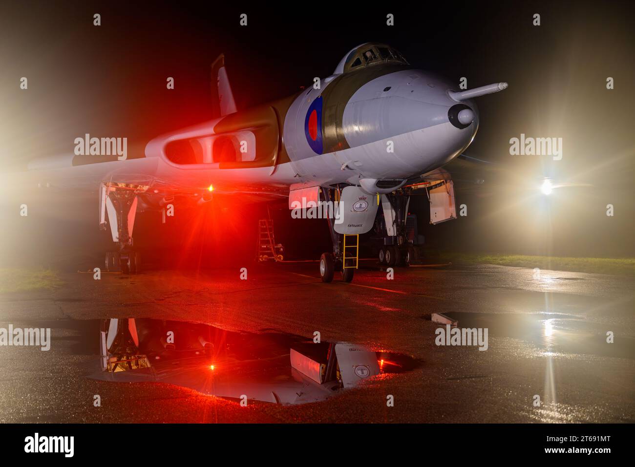 Avro Vulcan XM655 la nuit avec les portes de la bombe ouvertes et les lumières de l'avion allumées Banque D'Images