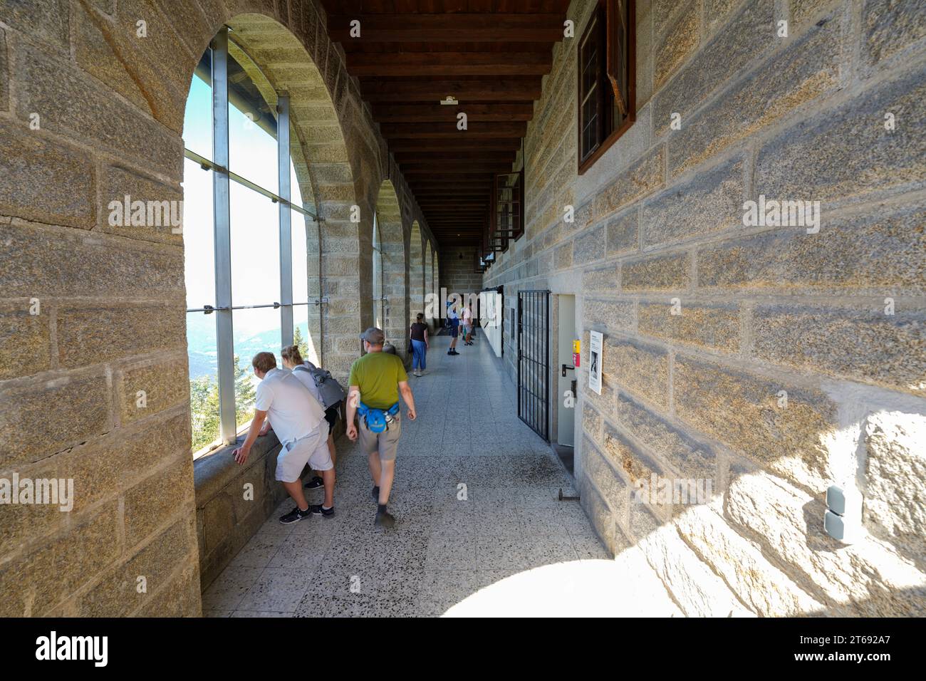 Berchtesgaden, Allemagne, UE - 1 août 2023. Le nid d'aigle d'Hitler, l'intérieur de Kehlsteinhaus avec des spectacles de lecture de touristes, l'exposition du musée de la Seconde Guerre mondiale Banque D'Images