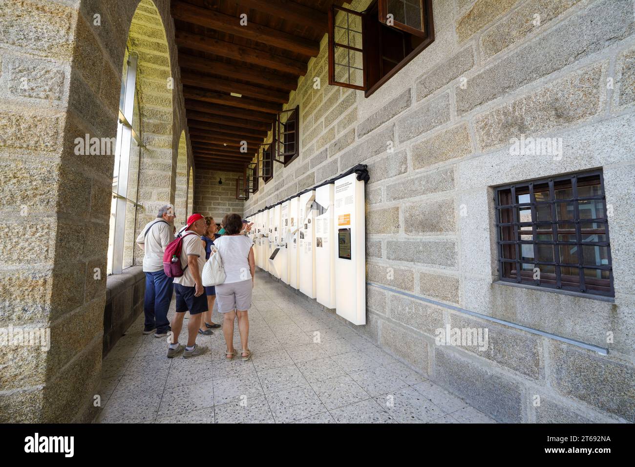 Berchtesgaden, Allemagne, Europe - 21 août 2023. Eagle's Nest, Kehlsteinhaus intérieur avec les touristes lisant les expositions, exposition du musée de la Seconde Guerre mondiale Banque D'Images