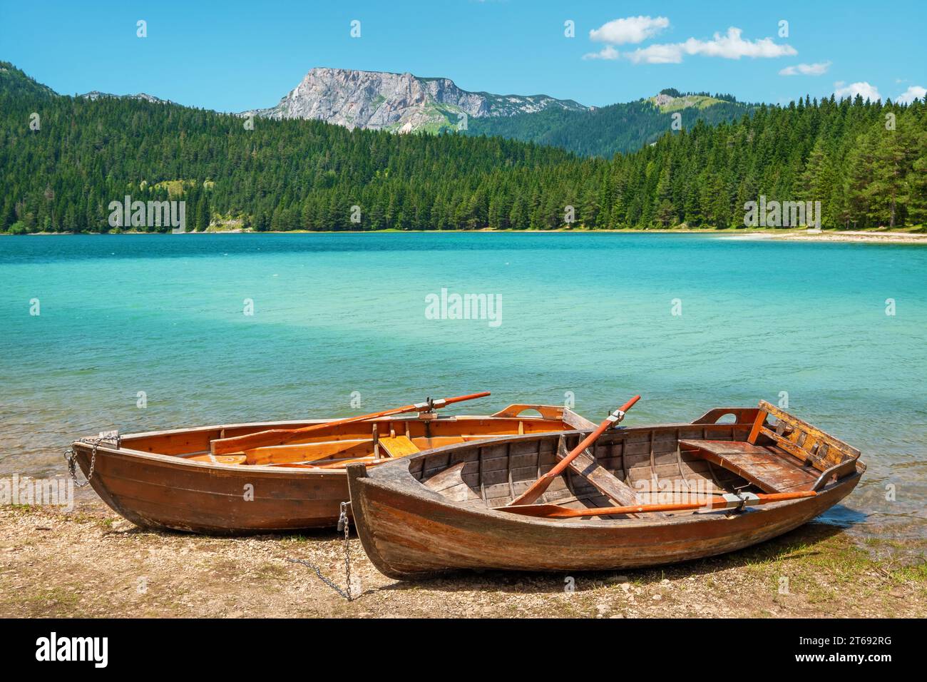Bateaux sur la rive du lac Noir (Crno Jezero) dans le parc national de Durmitor. Zabljak, Monténégro Banque D'Images