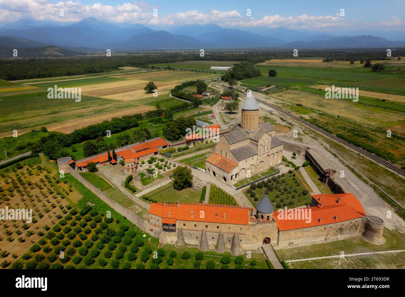 Complexe du monastère d'Alaverdi vue panoramique aérienne à Kakheti, Géorgie Banque D'Images
