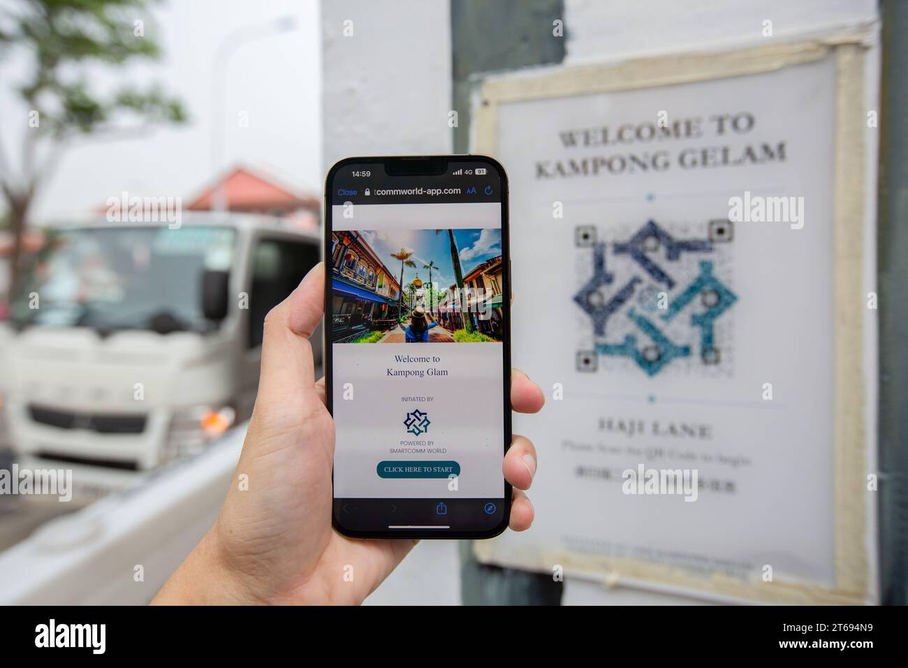 Utilisation de l'iPhone 13 pour scanner le code QR et commencer votre voyage touristique et éducatif à Kampong Gelam, Haji Lane. Singapour. Banque D'Images
