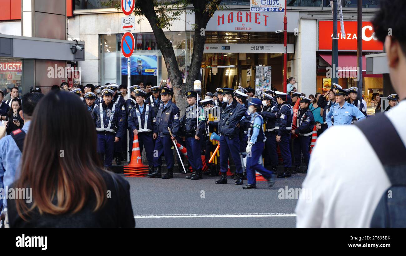 Shibuya, Tokyo, Japon - District du 28 2023 octobre à Halloween, une présence policière importante assure la sécurité publique, reflétant l'engagement de la ville Banque D'Images