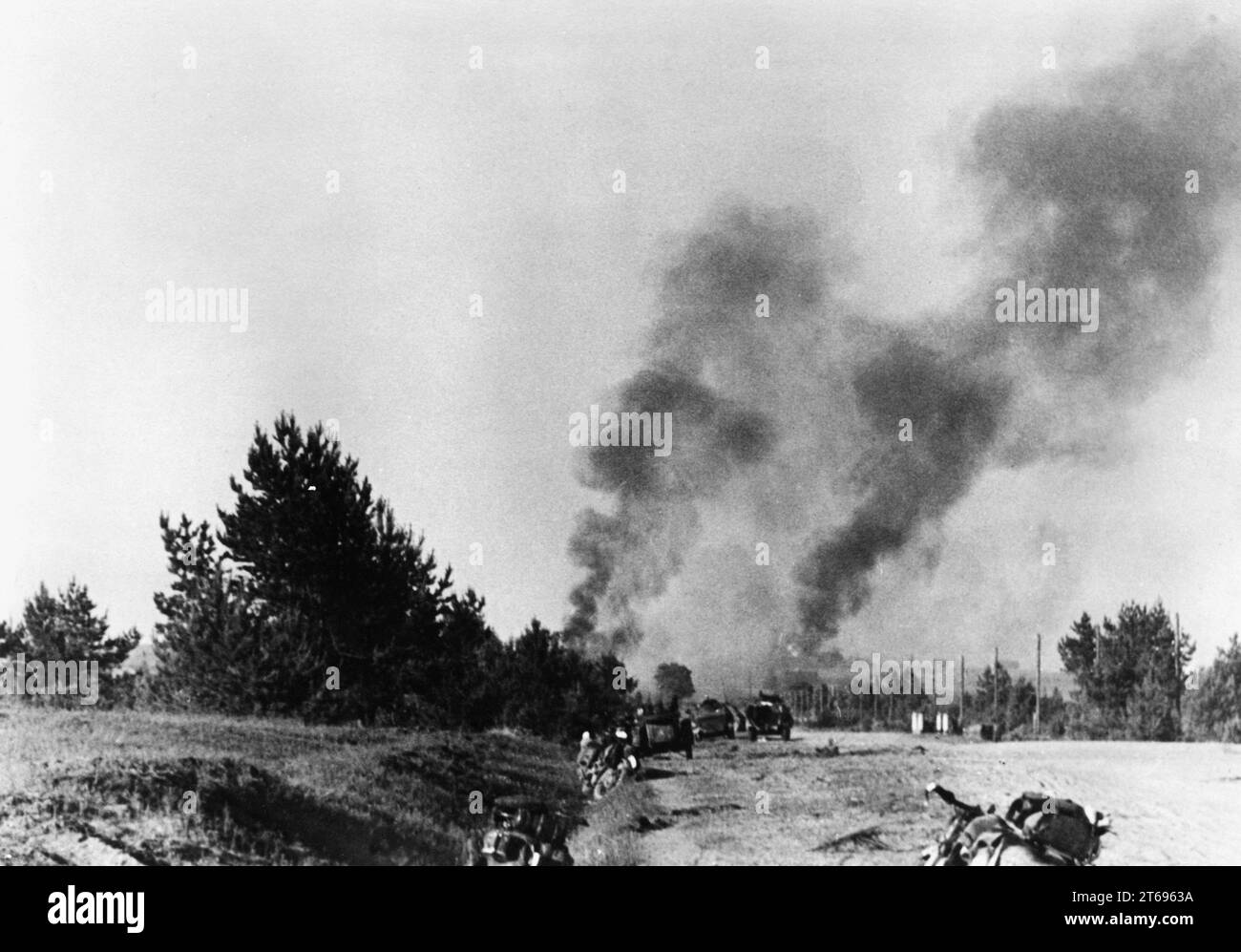Troupes allemandes devant Pleskau (Pskov), en fond de nuages de fumée après une attaque Stuka sur un dépôt de munitions russe. Photo : Tannenberg [traduction automatique] Banque D'Images