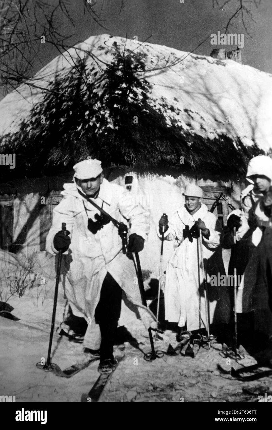 Soldats allemands skiant sur parouille. Photo : Springmann. [traduction automatique] Banque D'Images