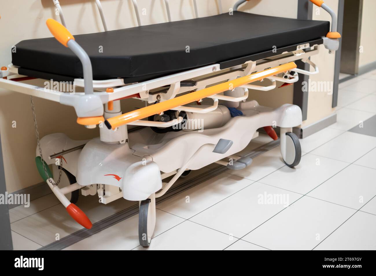 Vue rapprochée du lit d'hôpital ou de la civière avec l'arrière-plan du couloir Banque D'Images