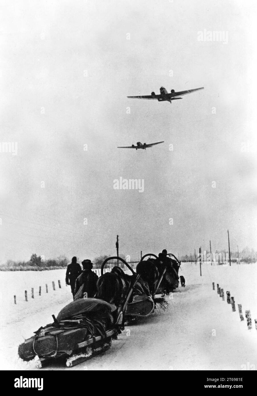 Avions de transport Junkers Ju 52 rencontre des traîneaux de transport pendant le Kesselschlacht de Demjansk. Photo : Beissel (PK 501) [traduction automatique] Banque D'Images