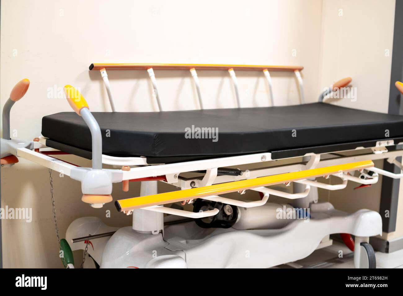 Vue rapprochée du lit d'hôpital ou de la civière avec l'arrière-plan du couloir Banque D'Images