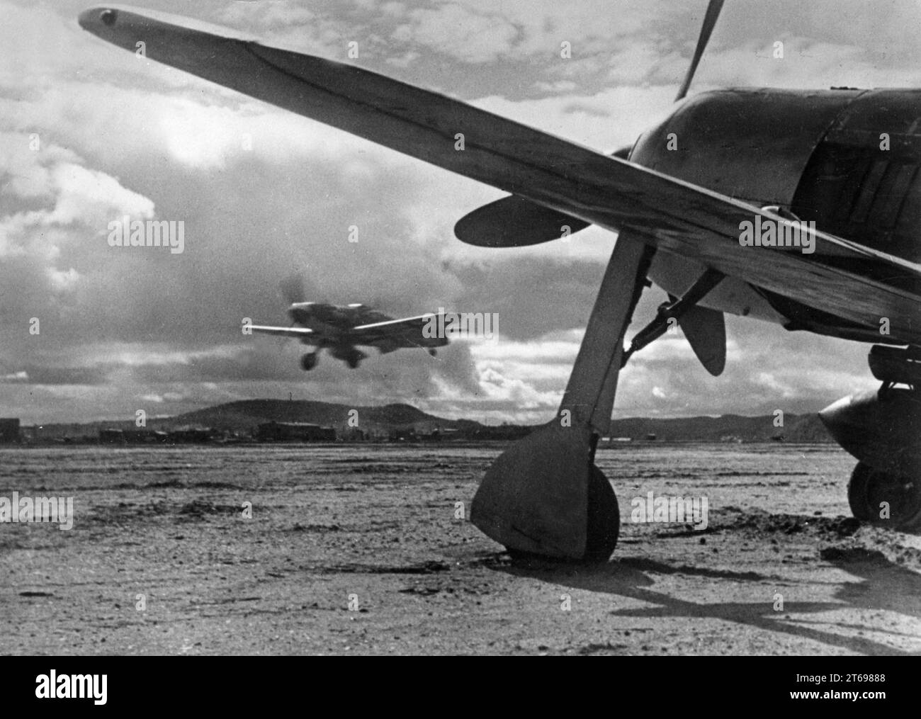 Sur la droite un Focke Wulf FW 190, sur la gauche un Messerschmitt Me BF 109 atterrit sur un terrain d'aviation au front en Finlande. [traduction automatique] Banque D'Images
