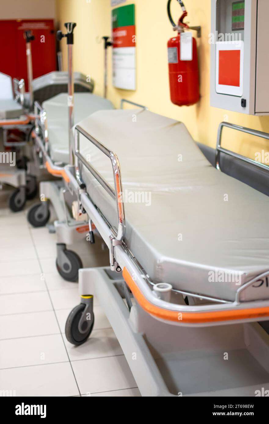 Lit d'hôpital paramédical ou civière avec fond flou du couloir au rez-de-chaussée Banque D'Images