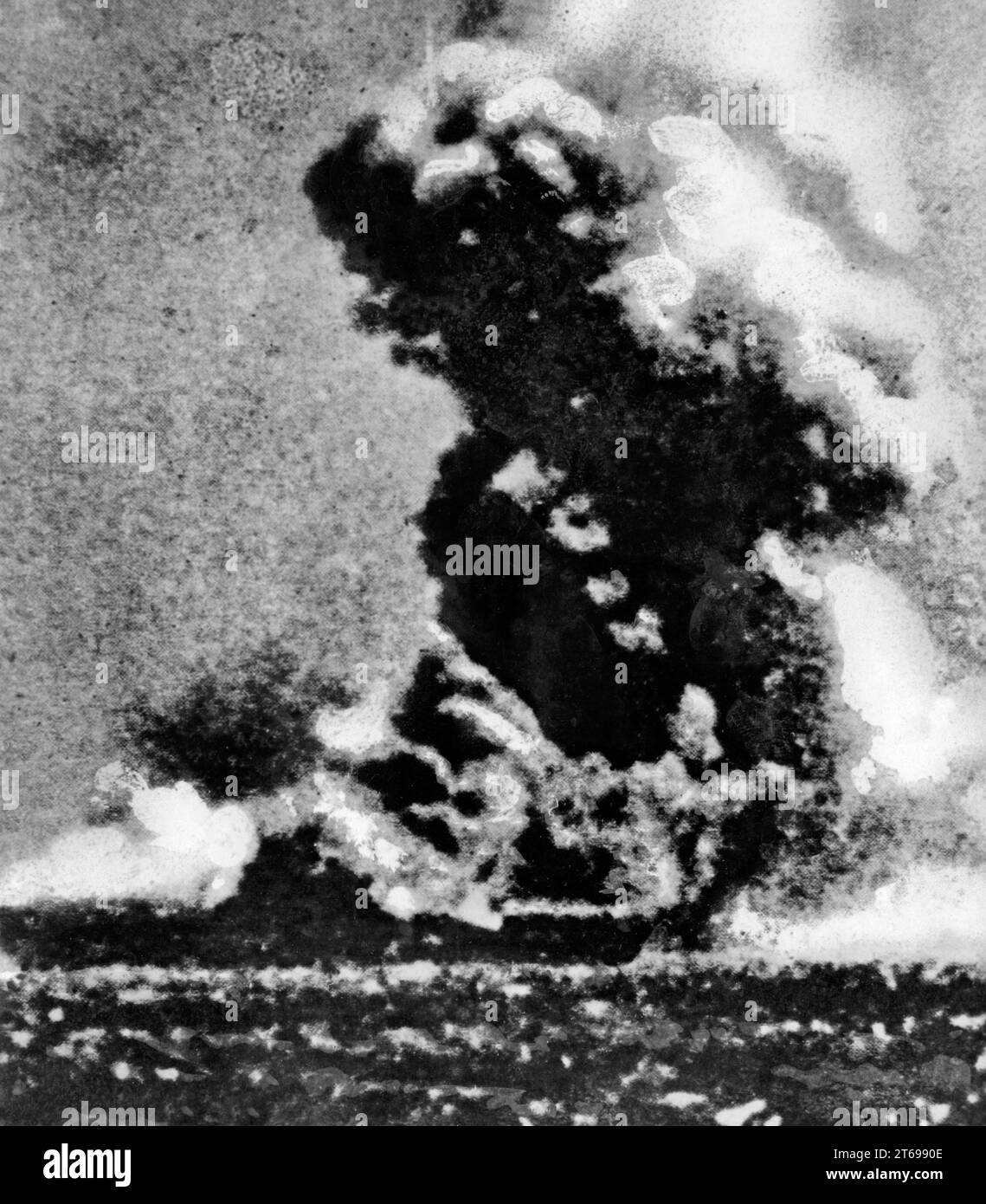 Bataille maritime près des Îles Salomon en 1942 : le porte-avions américain USS Wasp en feu. [traduction automatique] Banque D'Images