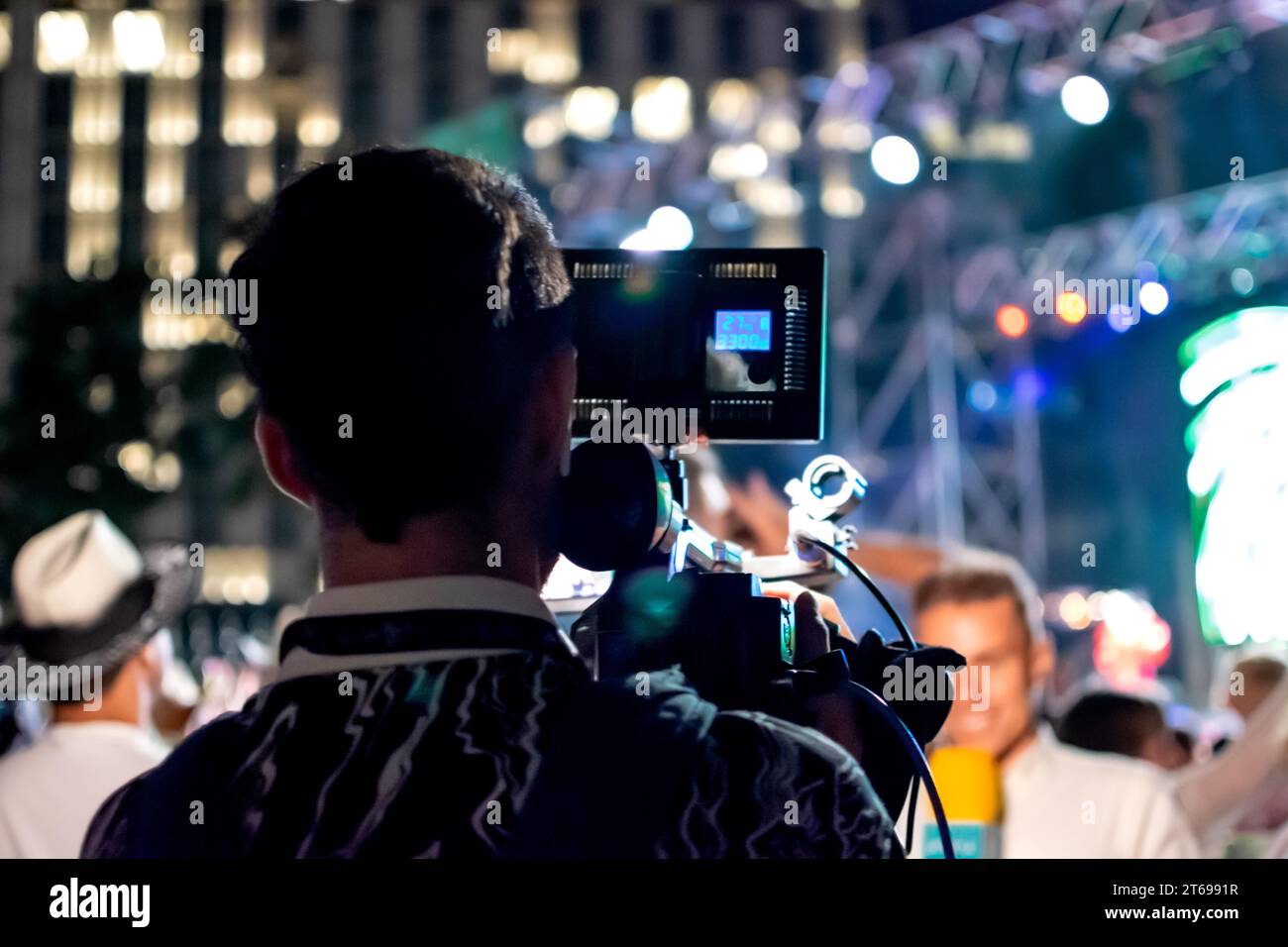 Cameraman enregistrant un journaliste de télévision lors d'un événement en direct Banque D'Images