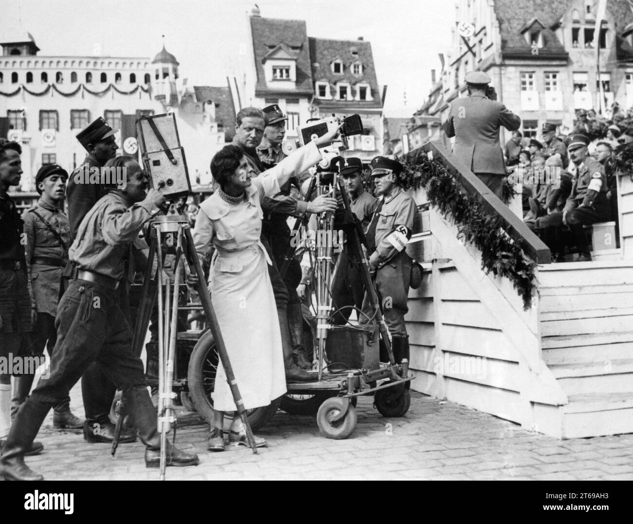 Leni Riefenstahl filmant Triomphe de la volonté au Congrès du Parti du Reich en 1934. Peut-être Ernst Röhm assis en haut à droite. [traduction automatique] Banque D'Images