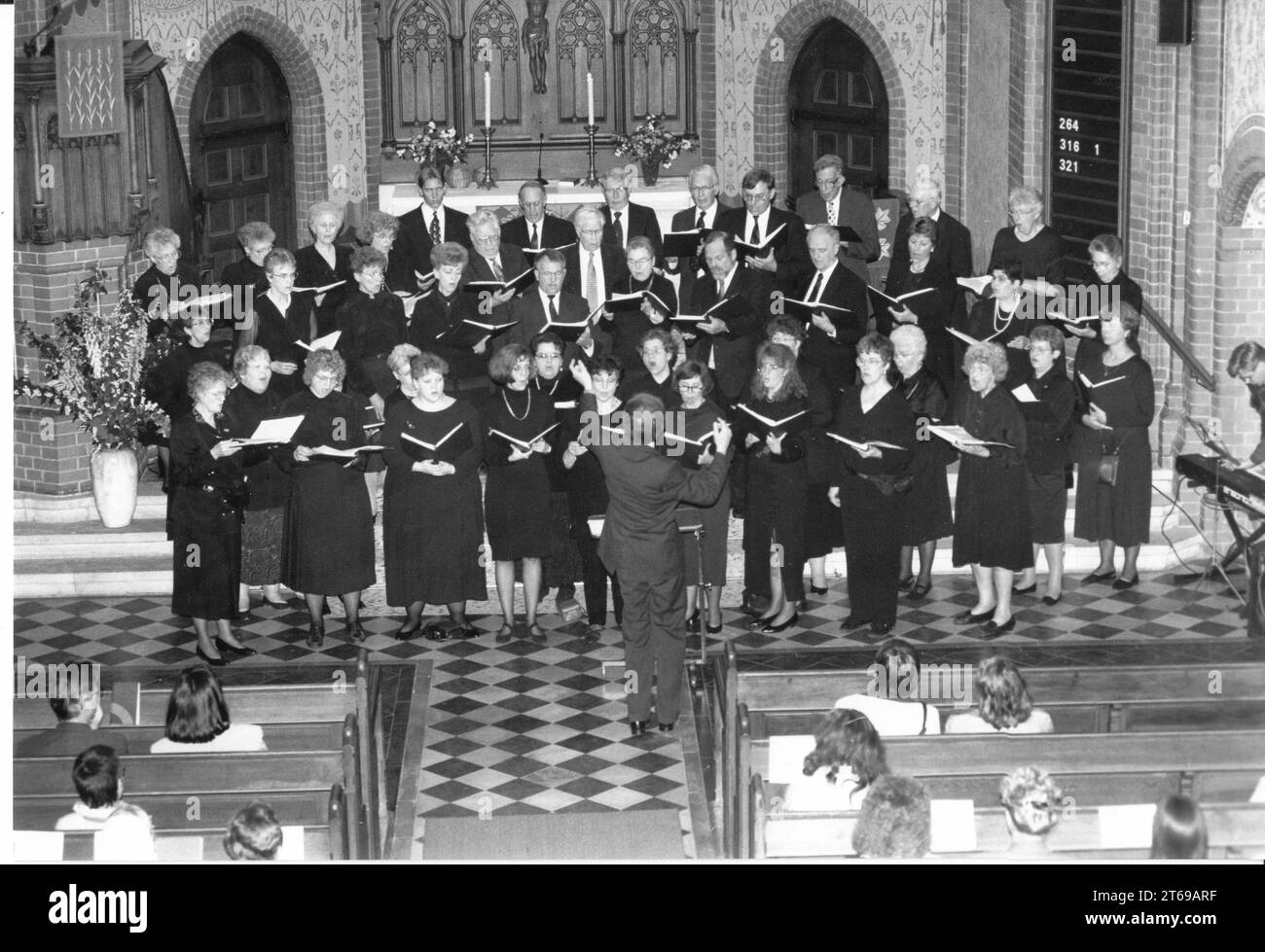 Originaire de la ville sœur de Sounth Dakota, le Sioux Falls Festival Choir est venu à l'église de la Fondation Hermannswerder et a donné une performance impressionnante. Jumelage. Chœur. Chant. culture. Événement. Photo : MAZ/ Joachim Liebe, 19.06.1995 [traduction automatique] Banque D'Images