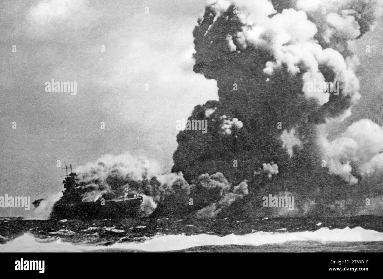 Le porte-avions USS Wasp, brûlant après les torpilles japonaises, au sud de Guadalcanal. [traduction automatique] Banque D'Images