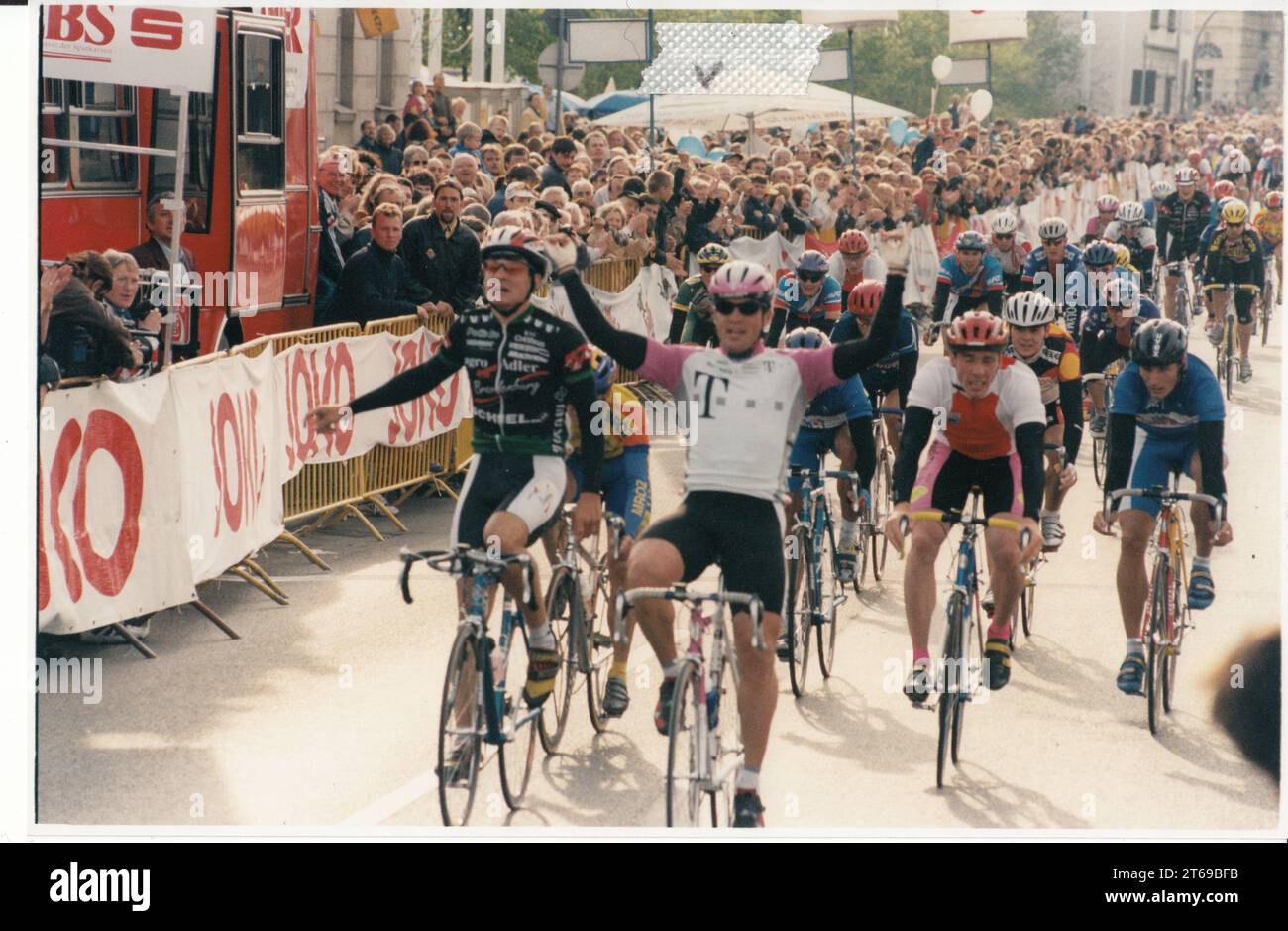 Franchissement de la ligne d'arrivée à Breite Straße. Le gagnant du Peace Ride anniversaire est Steffen Wesemann (devant). Course cycliste Cyclisme. Cyclistes. Photo : MAZ/Michael Hübner, 11.05.1997 [traduction automatique] Banque D'Images